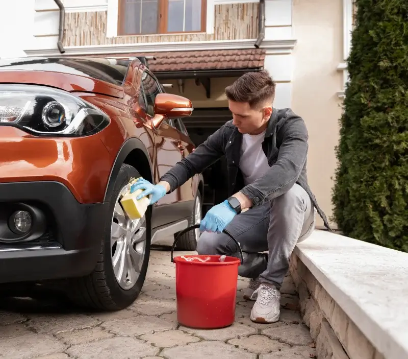 Lavage auto à domicile La Neuville-sur-Essonne : professionnel intervenant sur un véhicule